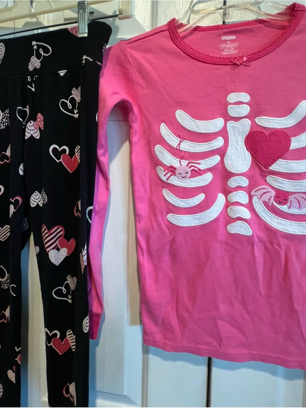 2 Pc Set🩷 Pink Long Sleeve Ribcage & Heart Tee w Black Heart Print Leggings